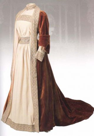 Придворный костюм середины XIX - начала ХХ века из собрания Государственного Эрмитажа